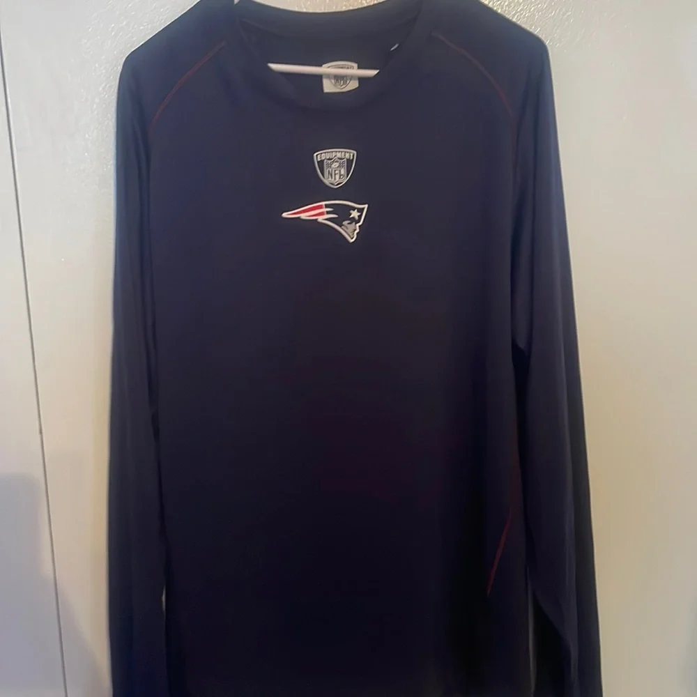 New England Patriots lightweight, long sleeve shirt. - Picture 1 of 5